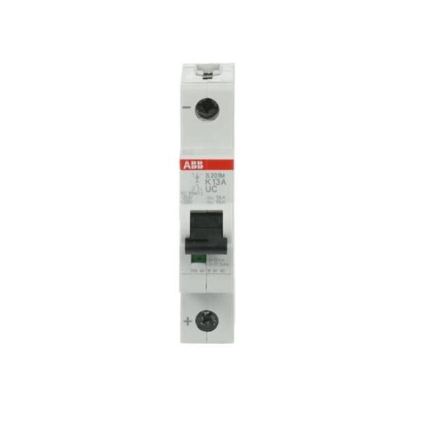 Ein einzelner ABB-Leistungsschalter mit rotem Etikett, gekennzeichnet mit ‚K13A'. Er ist für die elektrische Stromverteilung und Sicherheit konzipiert.