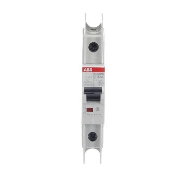 Ein 32A Stromschalter mit rotem Schalterhebel, beschriftet mit 'ABB'. Er verfügt über Befestigungspunkte an beiden Enden für die Installation.