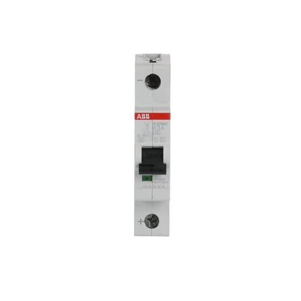 Ein weißer elektrischer Sicherungsautomat mit einem schwarzen Kippschalter, rotem Logo und auf der Frontseite gedruckten Modellspezifikationen.