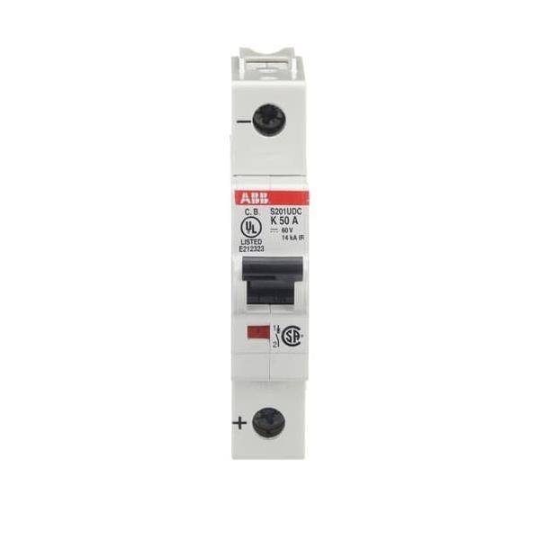 Ein weißer ABB-Leistungsschalter mit der Beschriftung '50A', versehen mit Plus- und Minussymbolen, zur Steuerung des elektrischen Stroms in einem Stromkreis.