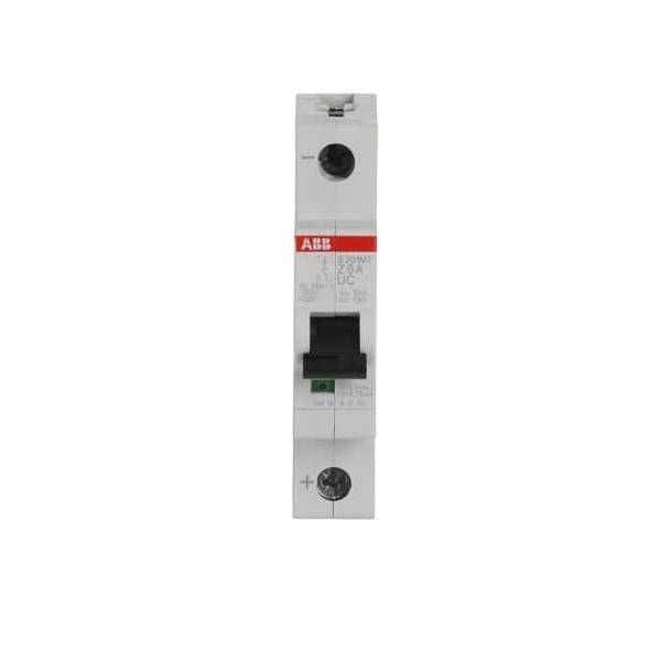 Ein einpoliger Leistungsschalter mit schwarzem Schalter und ABB-Logo, ausgelegt für 63A Gleichstrom, verwendet in der elektrischen Energieverteilung.
