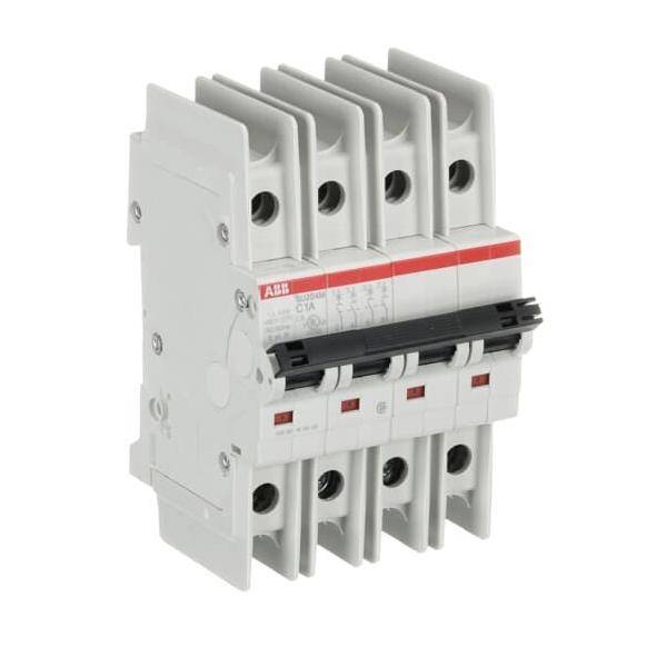 Ein vierpoliger ABB-Elektroschalter mit grauem Gehäuse, der Kippschalter und Stromstärkemarierungen zeigt.