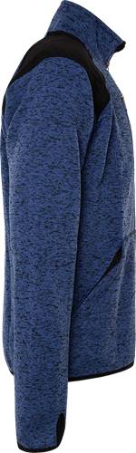 Eine Person, die einen blau gemusterten Stoff trägt, möglicherweise ein Kleidungsstück. Der Fokus liegt auf der Textur und dem Design und nicht auf spezifischen Details.