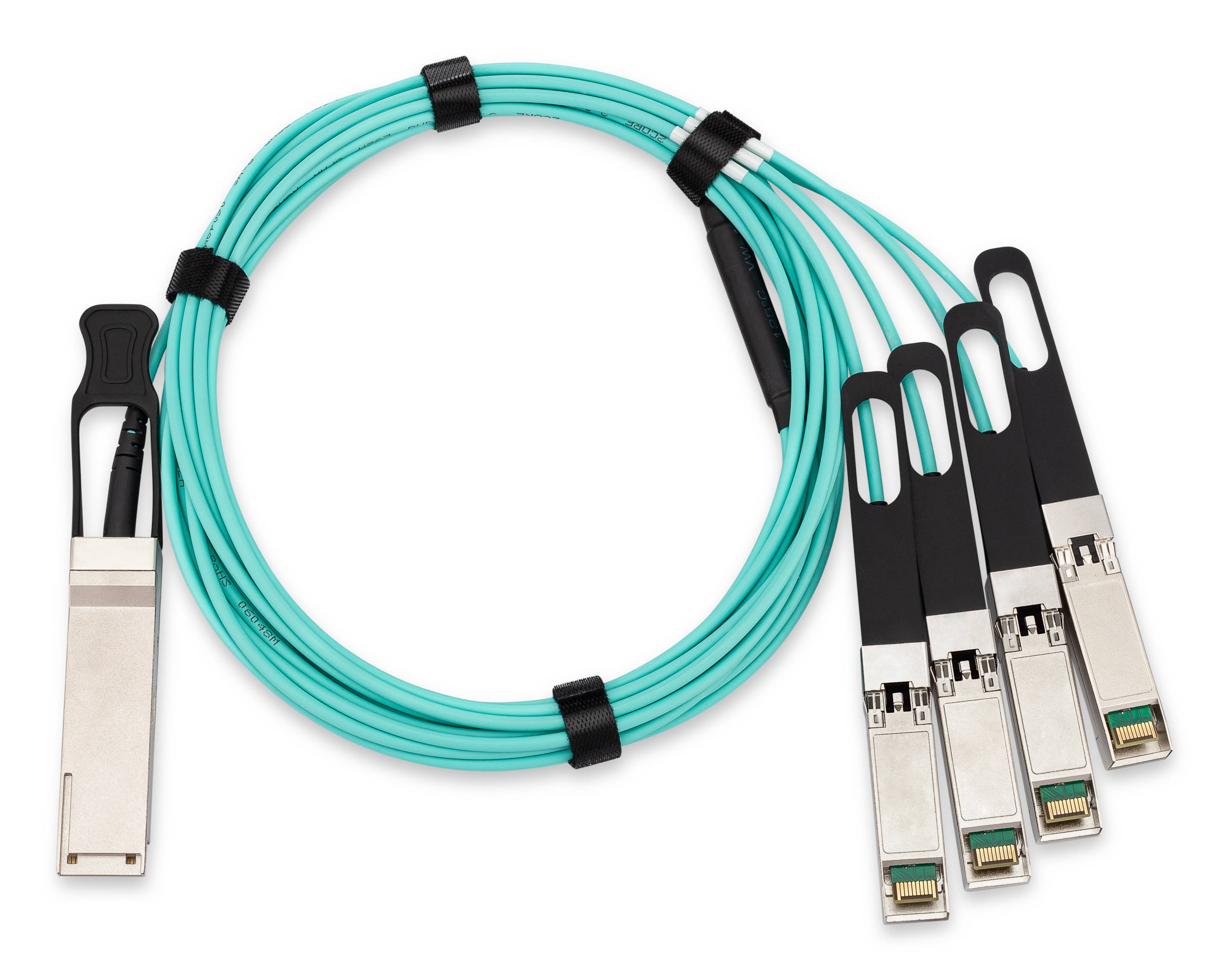 Ein türkisfarbenes Mehrfaser-Lichtwellenleiterkabelset mit einem größeren Stecker auf der linken Seite und vier kleineren Steckern auf der rechten Seite, shown auf weißem Hintergrund.