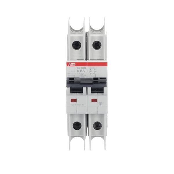 Ein zweipoliger Sicherungsautomat der Marke 'ABB' mit einer Nennstromstärke von 15A, ausgestattet mit Schalthebeln und Anschlusspunkten zum Befestigen elektrischer Leitungen.