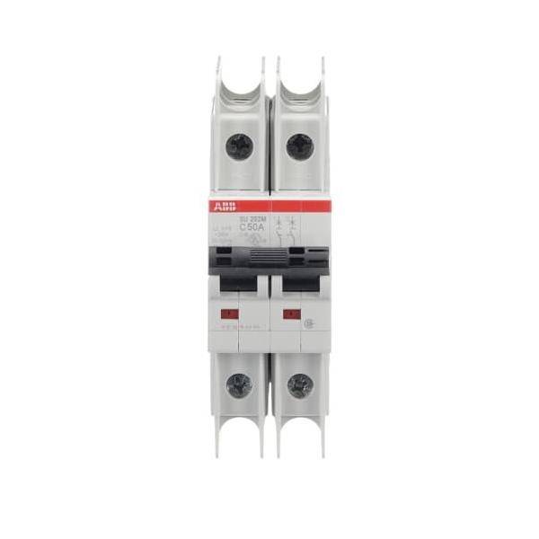 Ein Zweipol-Leistungsschalter mit einer Nennstromstärke von 50A, mit roten Umschaltern, am oberen Rand mit der Marke 'ABB' gekennzeichnet.