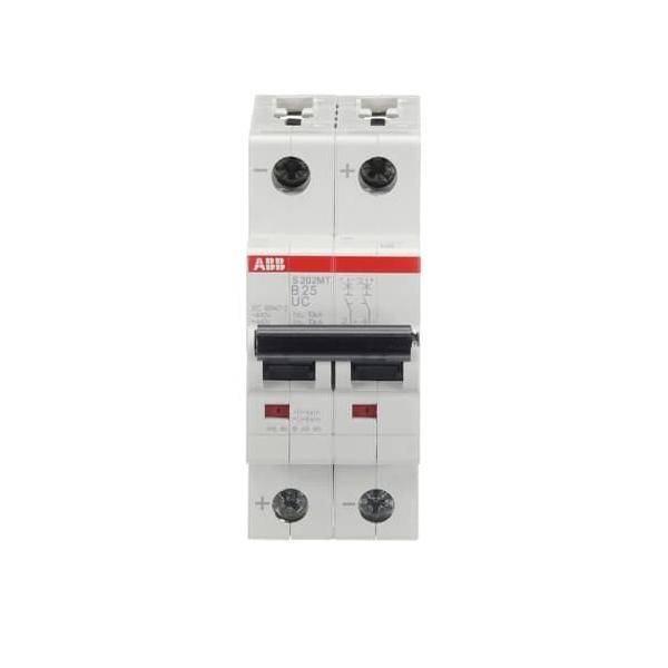 Ein zweipoliger Leistungsschalter mit weißem Gehäuse und schwarzen Schaltern, mit der Bezeichnung 'ABB'. Verwendet zum elektrischen Schutz in Stromkreisen.