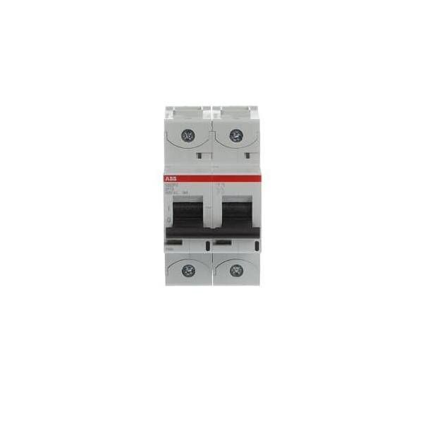 Ein Sicherungsautomat mit rot-grauer Gestaltung, ausgestattet mit Doppelschaltern und Beschriftung von ABB, der für elektrische Sicherheit und Steuerung verwendet wird.