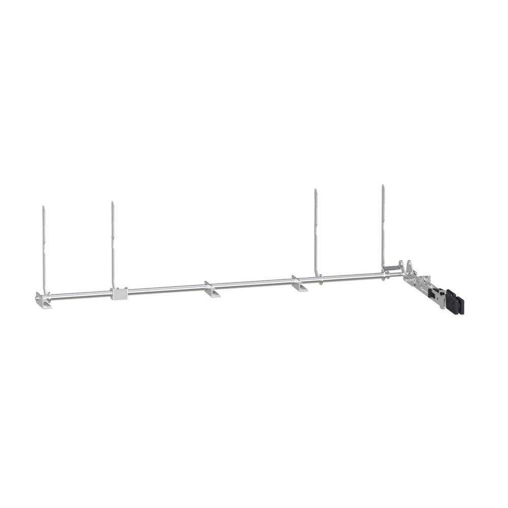 Antenne mit Metallstangen und Anschlüssen, wahrscheinlich Teil einer Telekommunikationseinrichtung. Die horizontale Ausrichtung deutet auf eine gerichtete Nutzung hin.