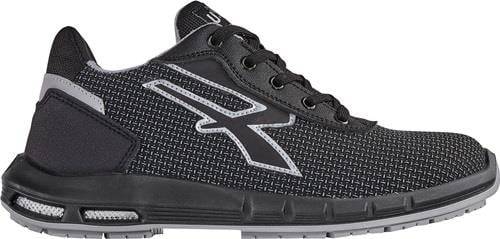 Schwarzer Sneaker mit strukturierter Oberfläche und weißem stilisiertem Logo an der Seite, ausgestattet mit schwarzen Schnürsenkeln und einer weißen Sohle.