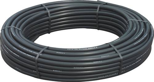 Eine Rolle schwarzen Kunststoffrohrs ist mit Gurten befestigt und liegt flach auf einer Oberfläche. Das Rohr ist mit weißer Schrift beschriftet.