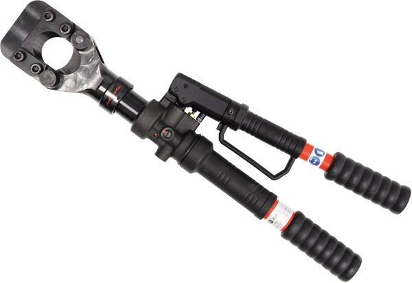 Ein hydraulischer Kabelschneider mit schwarzen Griffen und einem Metallschneideinsatz wird präsentiert, der zum Durchtrennen dicker Kabel in industriellen Umgebungen verwendet wird.