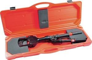 Ein hydraulischer Crimpwerkzeug in einem orangefarbenen Transportkoffer. Das Werkzeug ist schwarz mit roten und metallfarbenen Akzenten, konzipiert zum Zusammendrücken von Verbindungselementen.