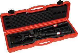 Eine rote Kunststoff-Transportbox enthält eine hydraulische Crimpzange mit schwarzem Griff, die für robuste elektrische Verbindungen konzipiert ist.