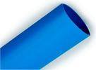 Ein aufgerolltes Stück hellblaues Stoff oder Papier mit glatter Oberfläche auf weißem Hintergrund.