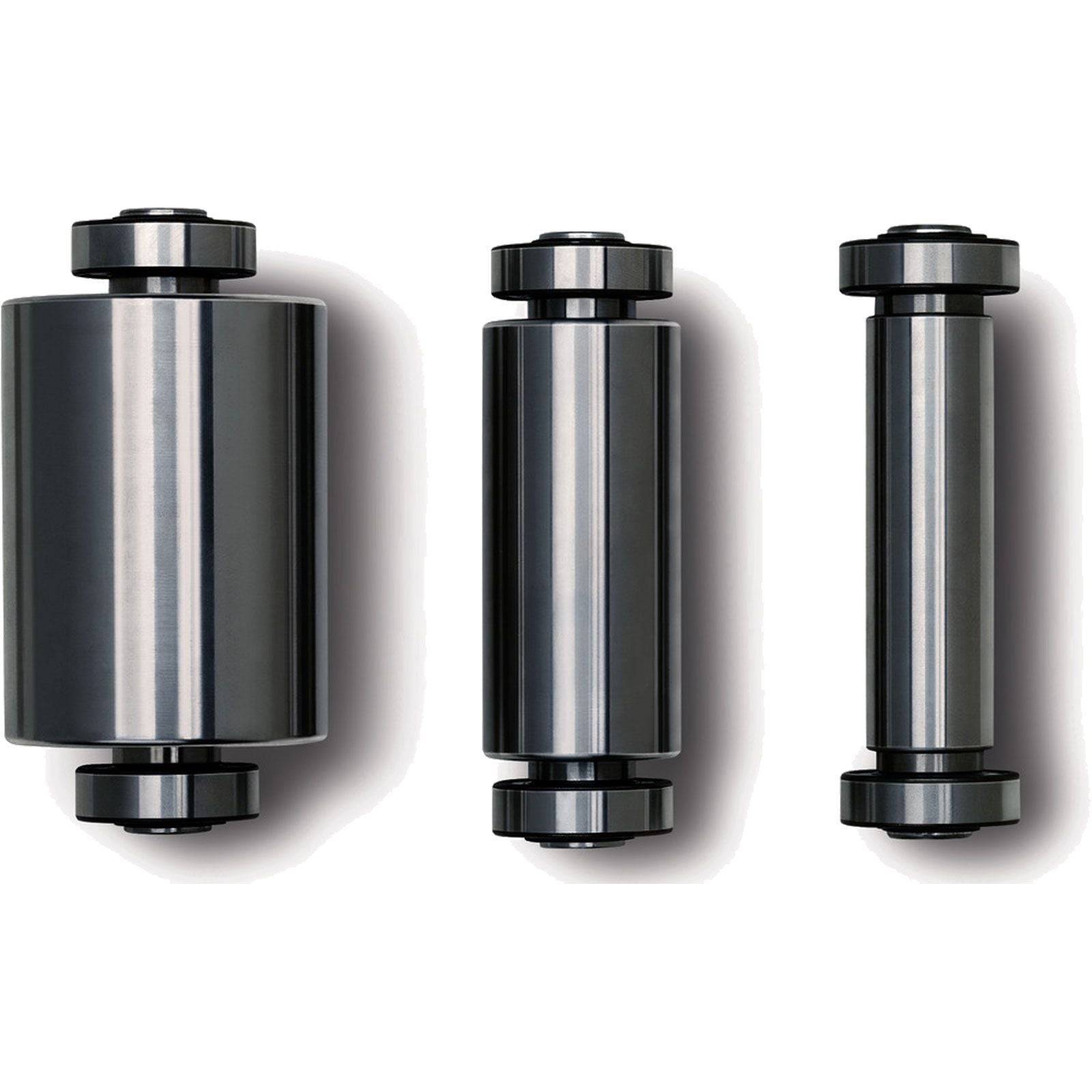 Drei zylindrische Metallwalzen unterschiedlicher Größen sind vertikal ausgerichtet und präsentieren ihre glatte Oberfläche sowie ihr industrielles Design.