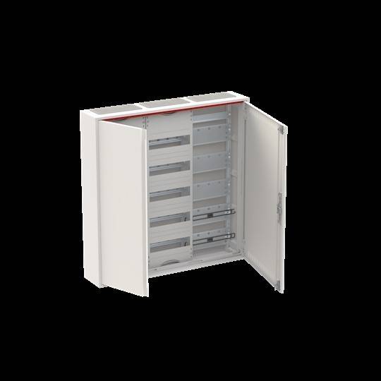Ein elektrischer Schaltschrank mit einer offenen Tür, der mehrere leere Regale zeigt, die für die Aufnahme von elektrischen Komponenten oder Schaltkreisen vorgesehen sind.