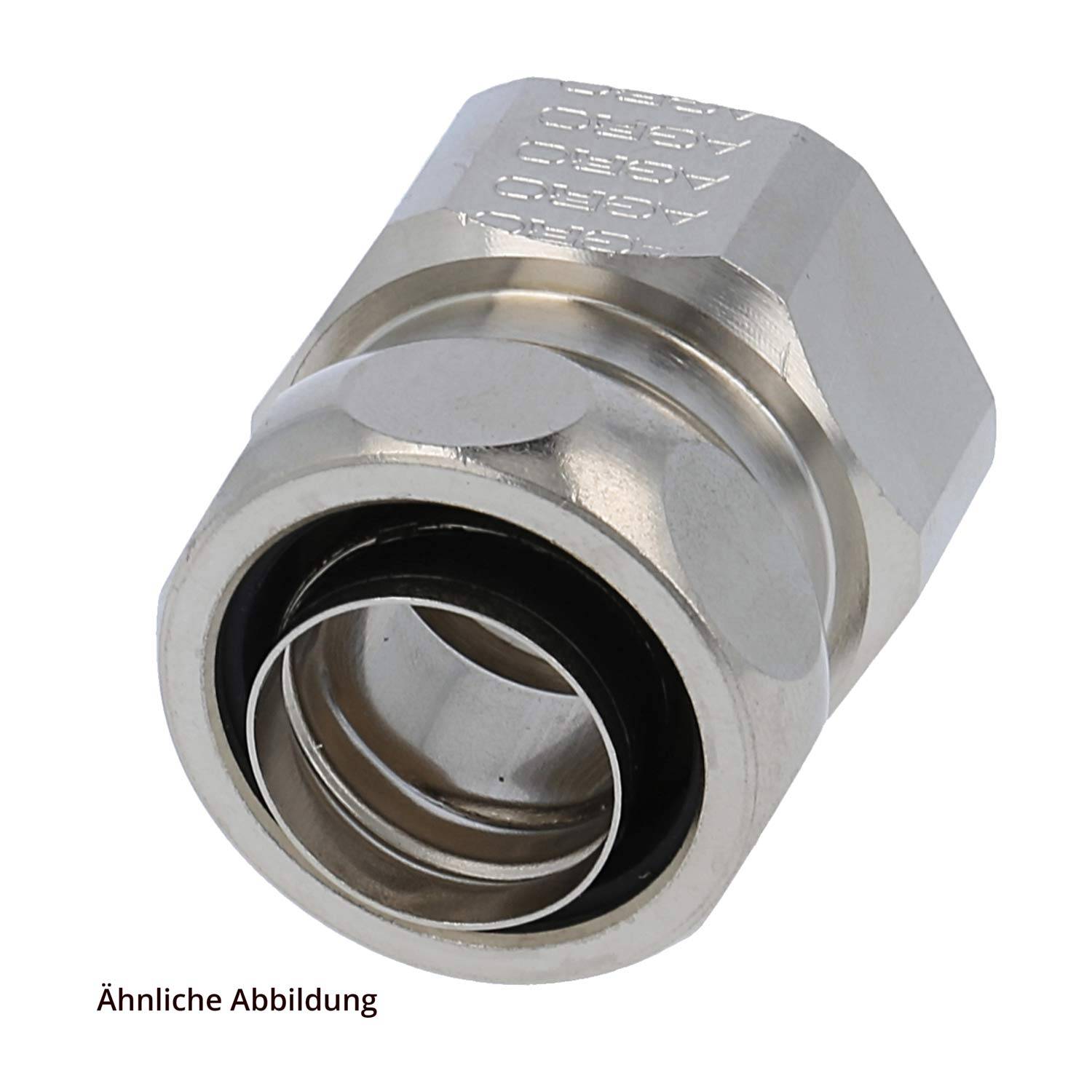 Eine metallische sechseckige Kompressionsverschraubung, verwendet zum Sichern und Abdichten von Rohrleitungen, in reflektierender Silberoptik dargestellt.