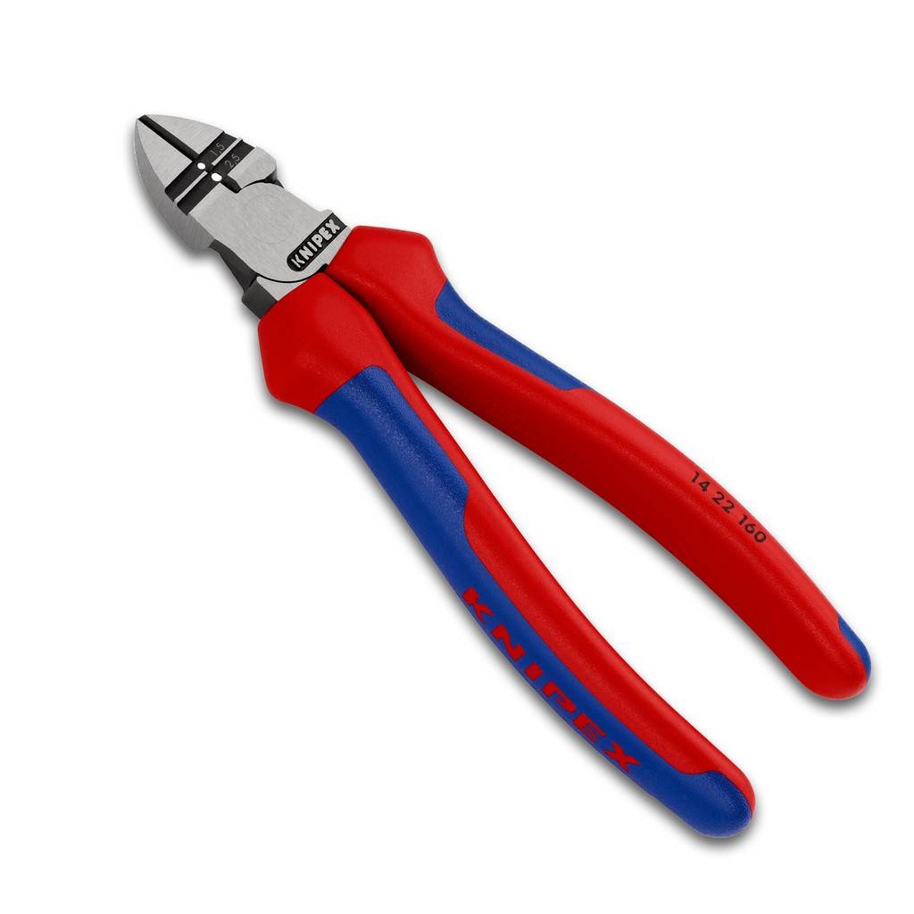 Rot-und-blau isolierte Knipex-Zangen mit kurzen abgewinkelten Backen, isoliert auf weißem Hintergrund dargestellt.
