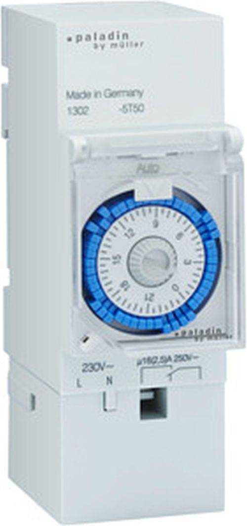 Ein mechanischer Zeitschalter mit blauen und weißen Zifferblättern vor einem weißen Hintergrund, entwickelt zur automatischen Steuerung elektrischer Geräte.