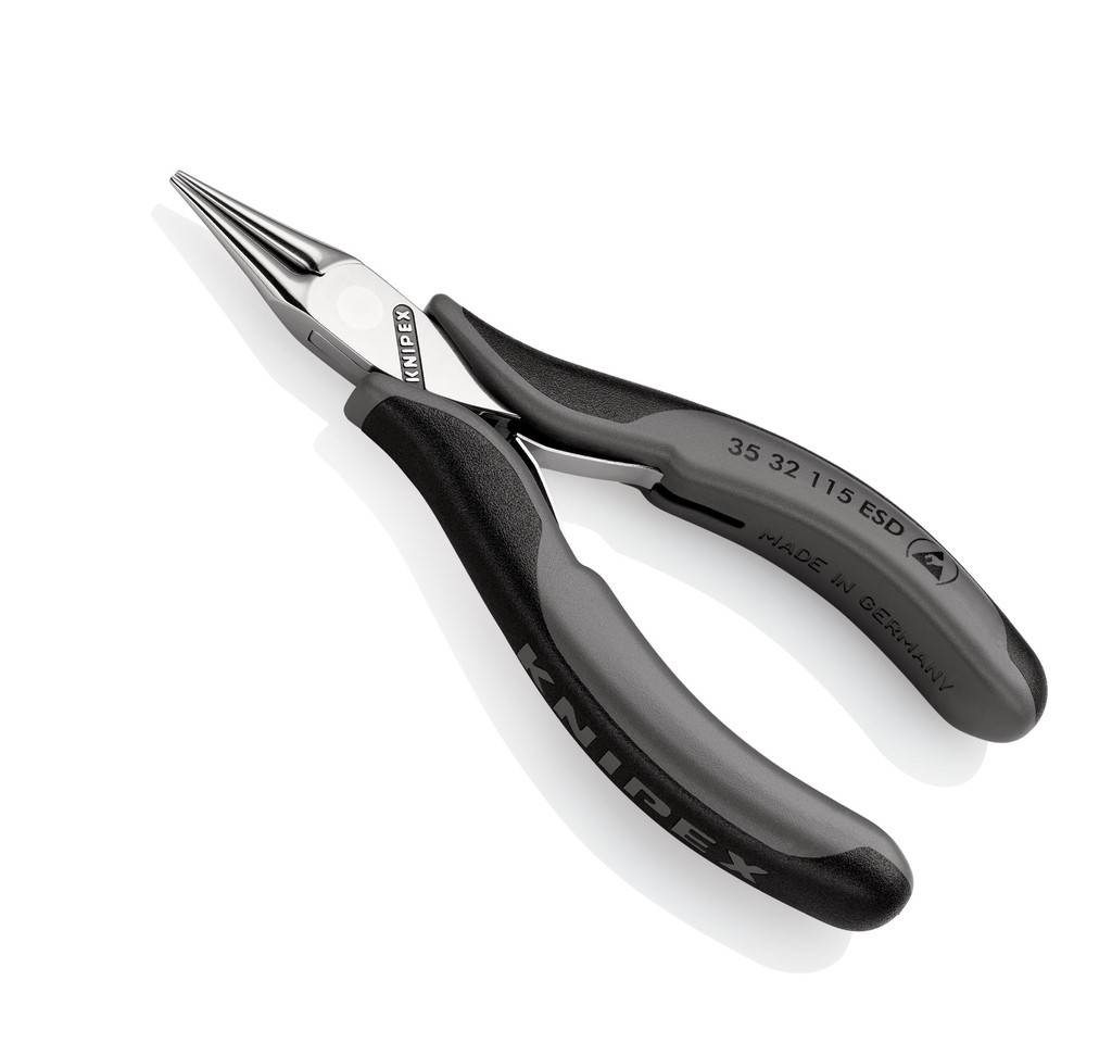 Diagonale Nahaufnahme einer schwarzgrauen Knipex-Spitzzange auf weißem Hintergrund