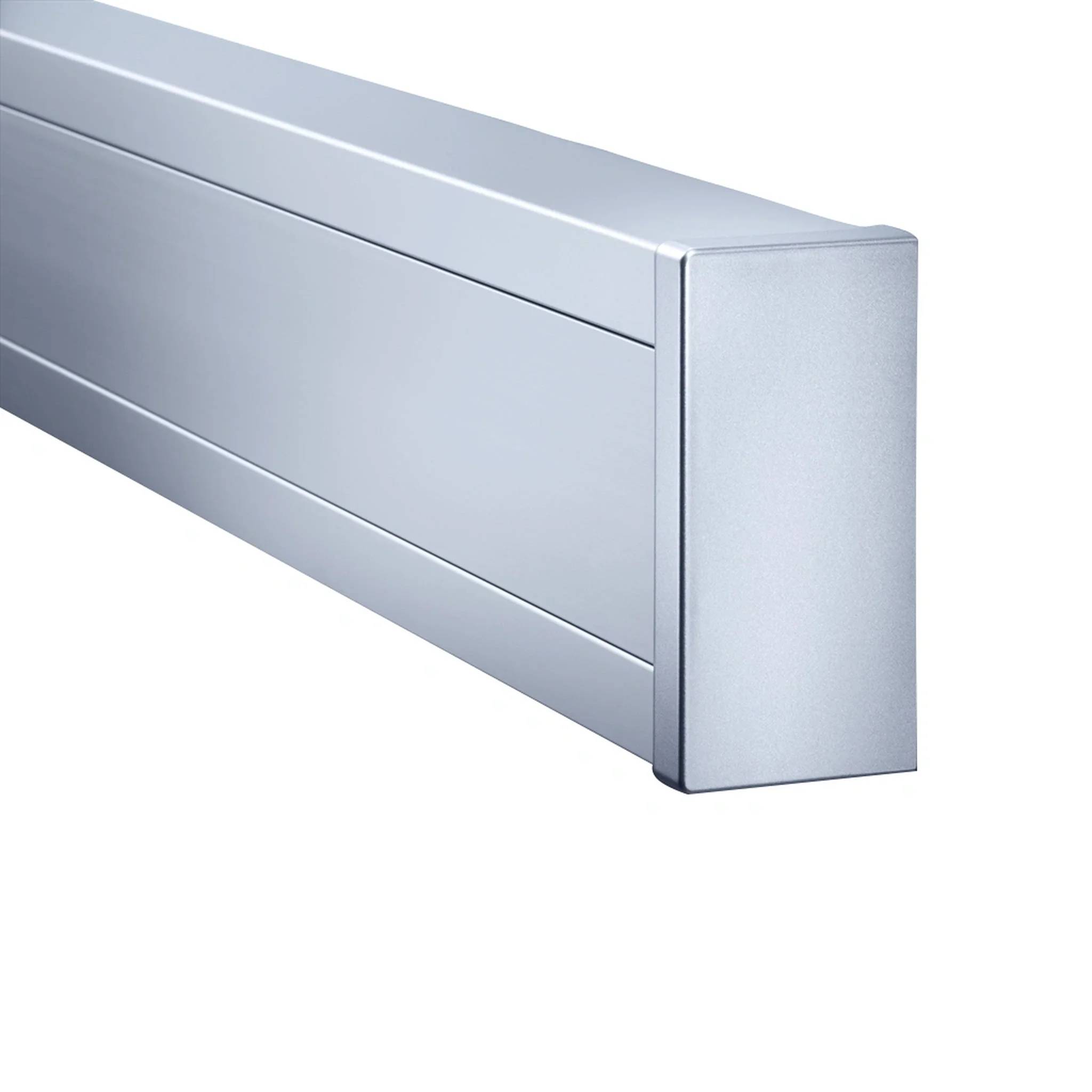 Silbernes Metallrechteck-Balken oder Gehäuse mit glatter, flacher Frontkappe, auf weißem Hintergrund dargestellt.