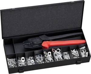 Eine schwarze und rote Crimpzange liegt in einer offenen Box mit Fächern, die mit verschiedenen Metallverbindern gefüllt sind und zum Anschließen von Drähten verwendet werden.