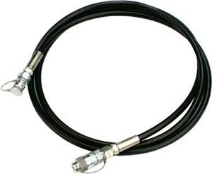 Eine schwarze Hydraulikschlauch mit Metallverbindern an beiden Enden, zu einer Schleife gewickelt.