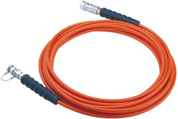 Ein orangefarbener Luftschlauch, sauber aufgerollt mit schwarzen Schutzenden und einem Metallverbindungsstück an einem Ende, geeignet für pneumatische Werkzeuge.