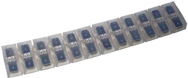 Eine Reihe transparenter Elektro-Klemmenverbinder mit blauen Einsätzen, die für Drahtverbindungen in elektrischen Schaltkreisen verwendet werden.