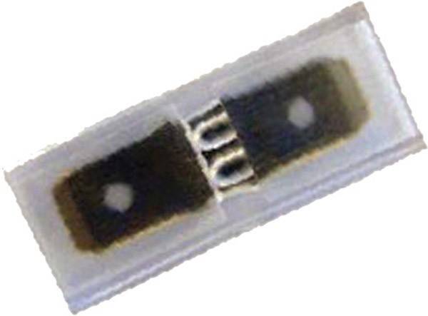 Ein kleiner elektronischer Chip mit zwei schwarzen Rechtecken und drei metallischen Anschlüssen in einem transparenten Gehäuse, wahrscheinlich eine Komponente für ein Gerät.