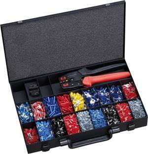 Ein offener schwarzer Transportkoffer mit verschiedenen elektrischen Anschlüssen und Crimpwerkzeugen, die in Fächern sortiert und ordentlich angeordnet sind.