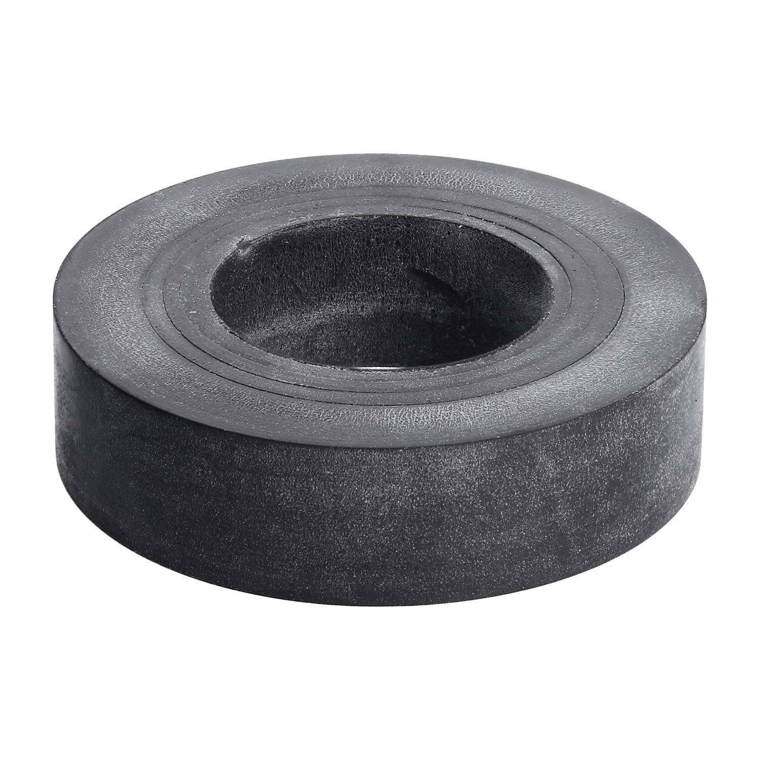 Ein schwarzer, runder Eishockeypuck auf einer weißen Oberfläche, der seine glatte Textur und flache Oberseite zeigt.