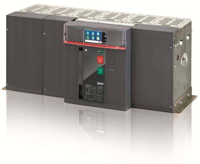 Ein elektrischer Leistungsschalter mit digitaler Schnittstelle und Steuerungstasten, für industrielle Anwendungen konzipiert, aus der vorderen Linken Perspektive dargestellt.