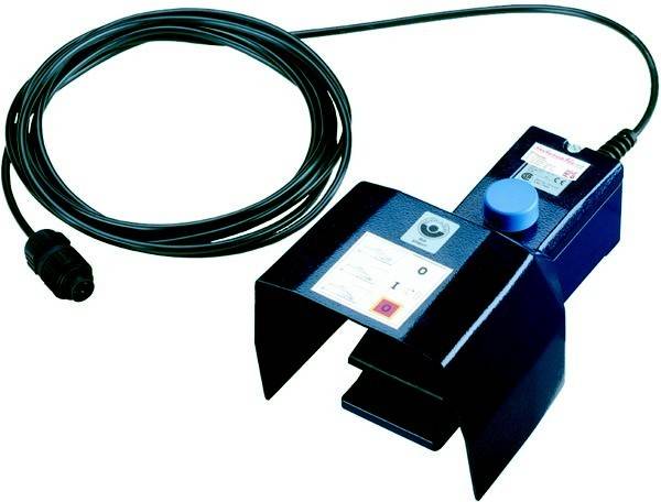 Kabelgebundene blaue industrielle Sensor-/Steuereinheit mit großem oberen Drehknopf und vorderer Anzeige, auf weißem Hintergrund dargestellt.