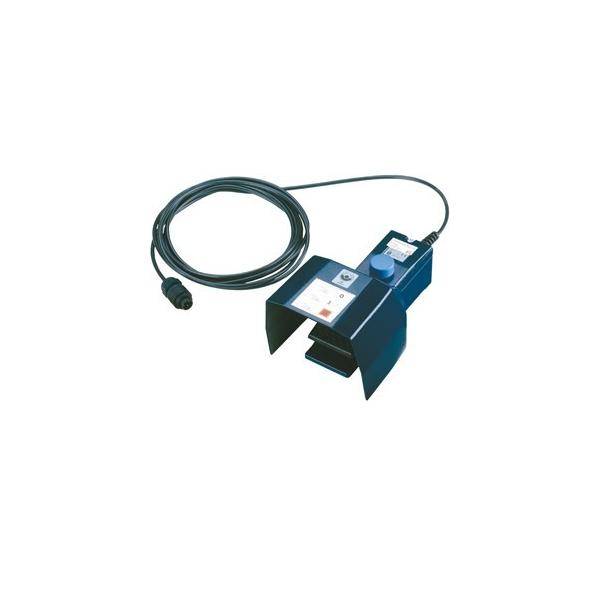 Blaues industrielles Fußschalter-Pedal mit angebrachtem Kabel und Stecker auf weißem Hintergrund