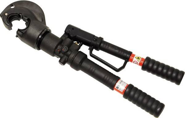 Ein hydraulischer Crimpwerkzeug mit einem schwarzen Metallgehäuse und isolierten Handgriffen, verwendet zum Verbinden von elektrischen Kabeln in industriellen Umgebungen.