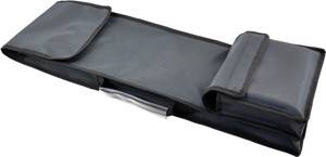 Eine Nahaufnahme eines teilweise geöffneten schwarzen Trägerkastens, der sein Innenfutter und eine metallische Stützstruktur im Inneren zeigt.