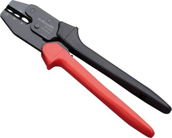Eine Crimpzange mit rotem Griff und schwarzer Griffummantelung, die zum Verbinden von Drähten verwendet wird. Das Werkzeug verfügt über eine Metallbacke mit verstellbaren Komponenten.