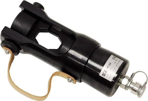 Ein schwarzes, handgehaltenes hydraulisches Crimpwerkzeug mit einer Metallklemme, beschriftet mit 'HP-230', wird gezeigt, das für elektrische Verbindungen verwendet wird.