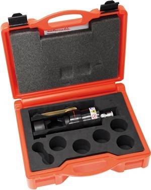 Orangefarbene Werkzeugbox geöffnet, zeigt ein Schaumstoffinnenleben mit Schlitzen für Werkzeuge; enthält ein Lasergerät und Plätze für weitere Gegenstände.