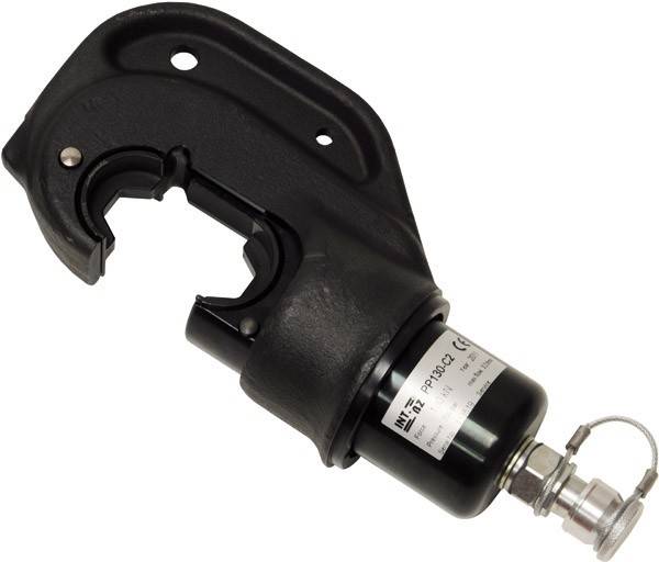 Nahaufnahme eines hydraulischen Crimpwerkzeugs mit schwarzem Griff, das seinen metallischen Crimpkopf und ein Etikett mit technischen Spezifikationen zeigt.