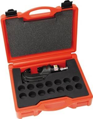 Ein roter, offener Plastikkoffer enthält ein hydraulisches Werkzeug und mehrere kreisförmige Aussparungen für Zubehör, konzipiert für rohrbezogene Arbeiten.