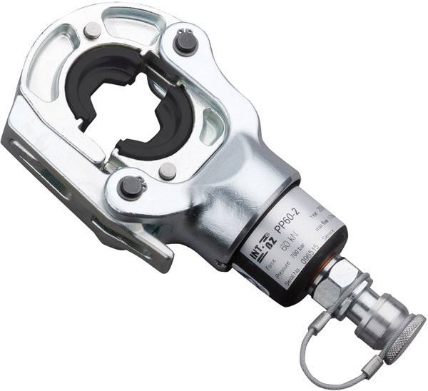 Ein hydraulischer Crimpwerkzeug mit einem Metallgehäuse und einem schwarzen Griff, der zum Verbinden von elektrischen Kabeln durch Verformen des Kabelendes verwendet wird.