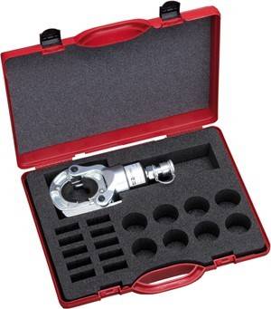 Rote Werkzeugbox mit Schaumstoffeinlage, die eine hydraulische Metallcrimpzange und mehrere Crimpbackensätze in vorgesehenen Fächern enthält.