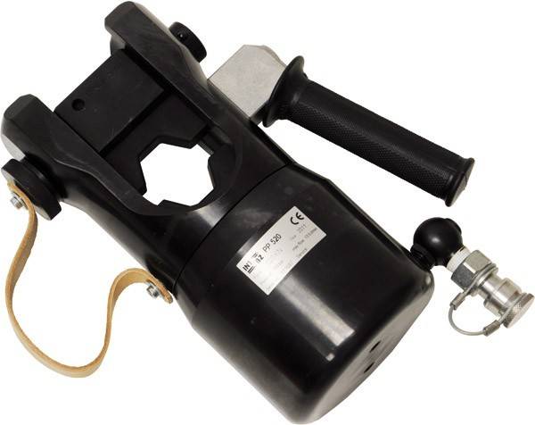 Ein schwarzer hydraulischer Kabelcrimpzange mit einem Griff, Griffstück und angebrachtem Metalletikett, verwendet für elektrische Arbeiten und lötfreie Verbindungen.