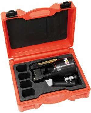Ein offener roter Kunststoffkoffer, der einen hydraulischen Crimpwerkzeug-Satz enthält, mit mehreren Aufsätzen, die sicher in Fächern untergebracht sind.