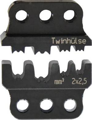 Zwei schwarze Metallcrimping-Einsätze mit den Beschriftungen 'Twinhülse' und 'mm² 2x2,5', die Aussparungen zum Crimpen von Drähten in bestimmten Größen aufweisen.