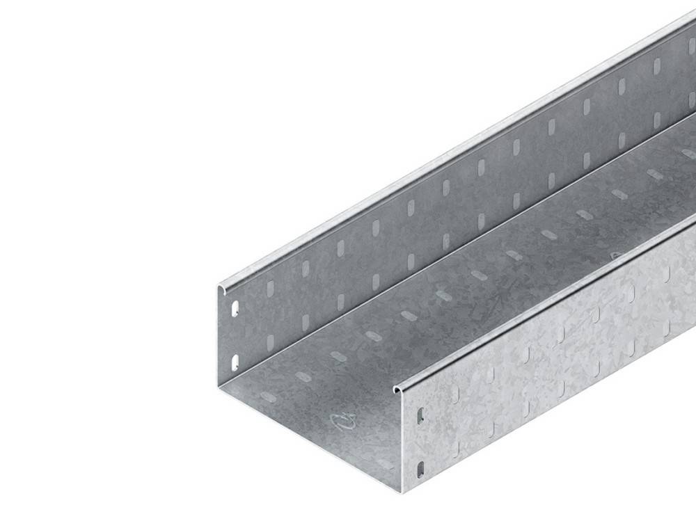 Ein Metallkabelkanal mit gelochtem Boden, verwendet zur Unterstützung von Elektrokabeln, diagonal angewinkelt vor einem weißen Hintergrund.