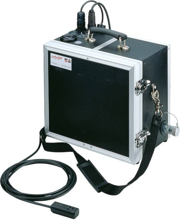 Tragbares industrielles Vakuumsystem mit Tragegurt, Schlauchanschluss und Bedienfeld zur Verwendung beim Reinigen oder Entfernen von Ablagerungen.